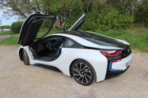 BMW i8 mit offenen Türen