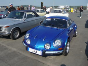 Blaue Renault Alpine A110 Frontansicht