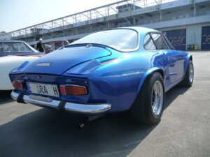 Blaue Renault Alpine A110 Heckansicht mit Seite